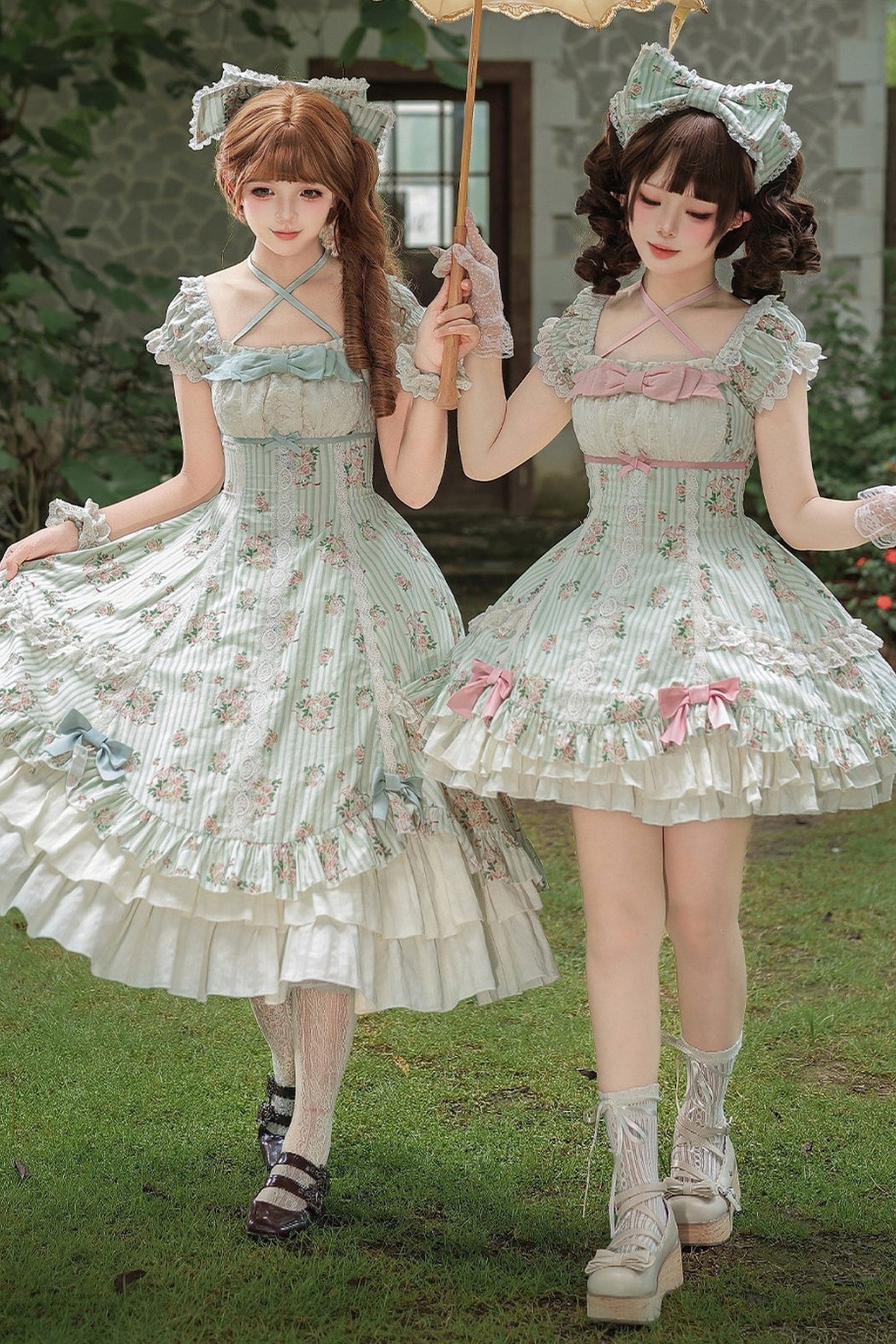 Conjunto coordinado de vestido con estampado de rosas y falda de doble volante