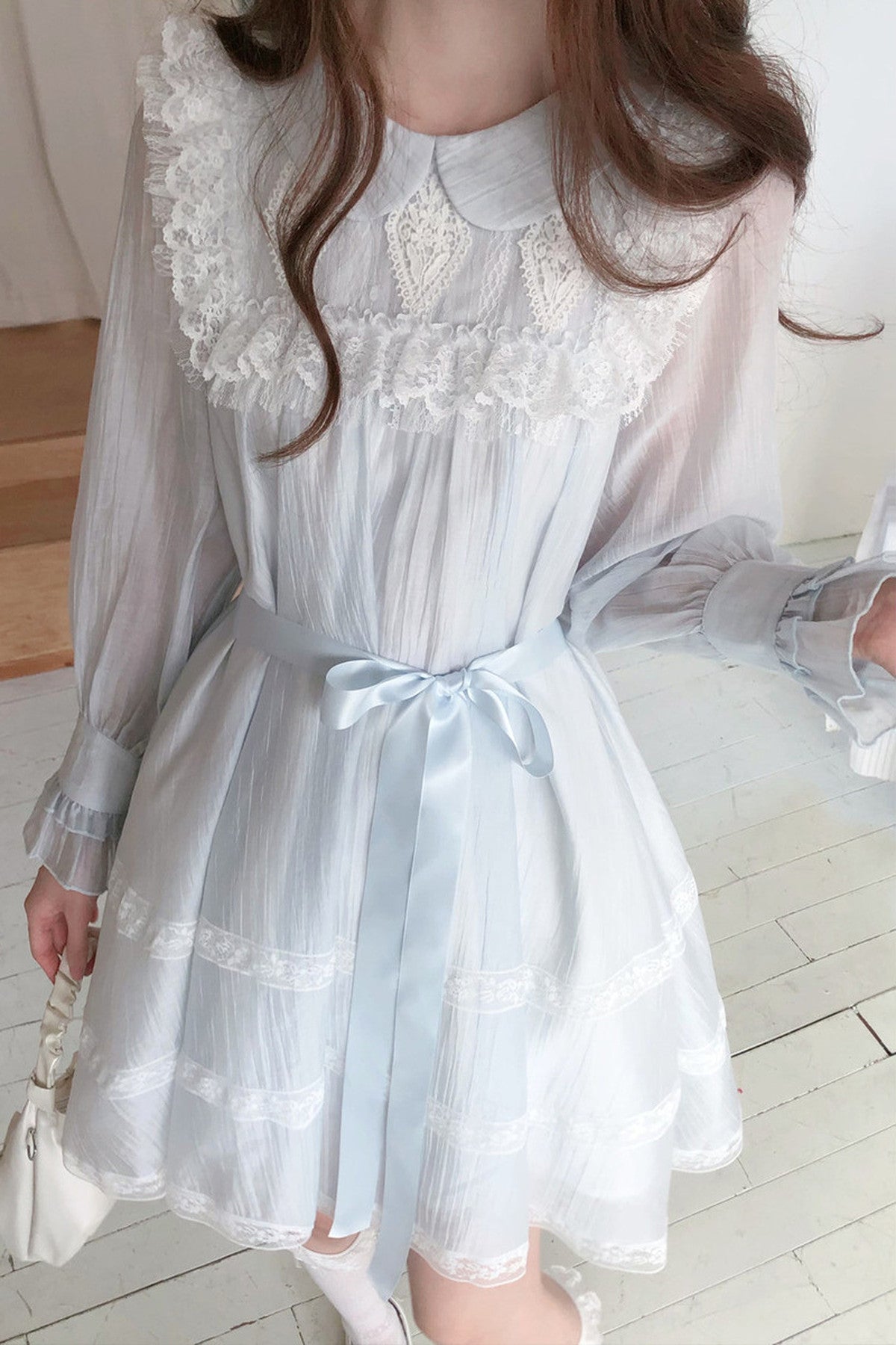 Blaues florales Spitzenkleid mit Bubikragen