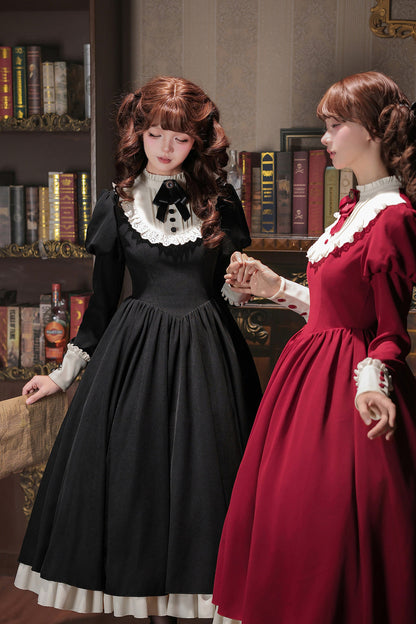 Robe tablier de soubrette à col montant