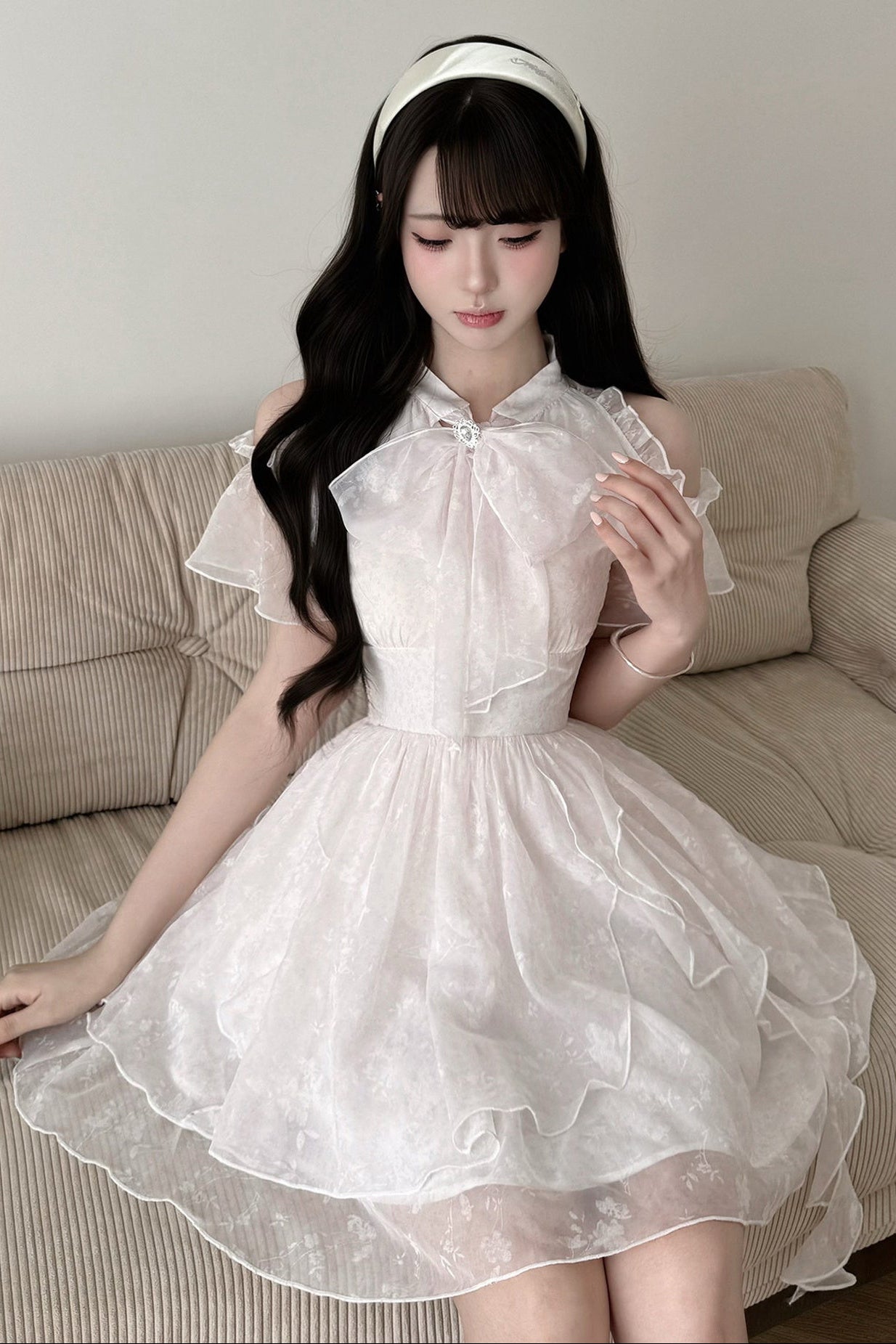 Schulterfreies Blumenkleid mit asymmetrischem Saum