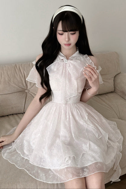 Schulterfreies Blumenkleid mit asymmetrischem Saum