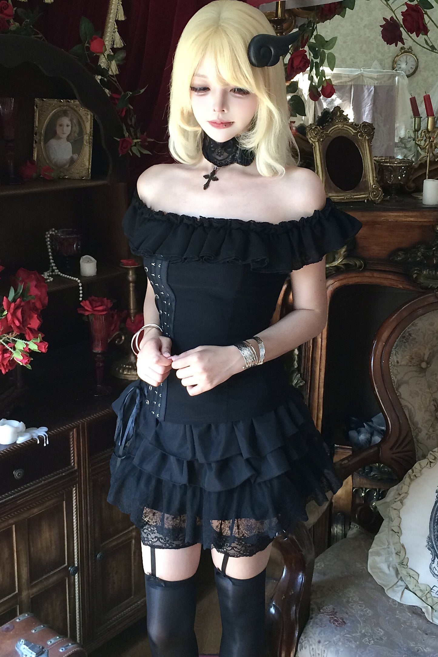 Schwarzes Gothic-Spitzen-Set aus schulterfreiem Oberteil mit Schnürung am Rücken und Rock