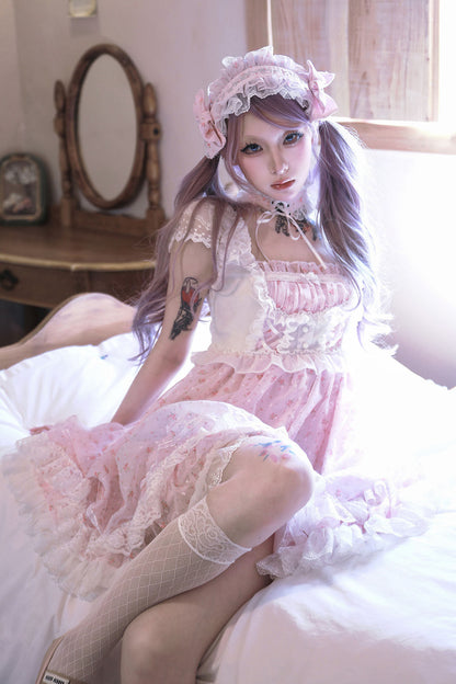 Puppenhaftes Ballonkleid mit Schleife und Spitze + eng anliegendes Halsband + Kopfschmuck