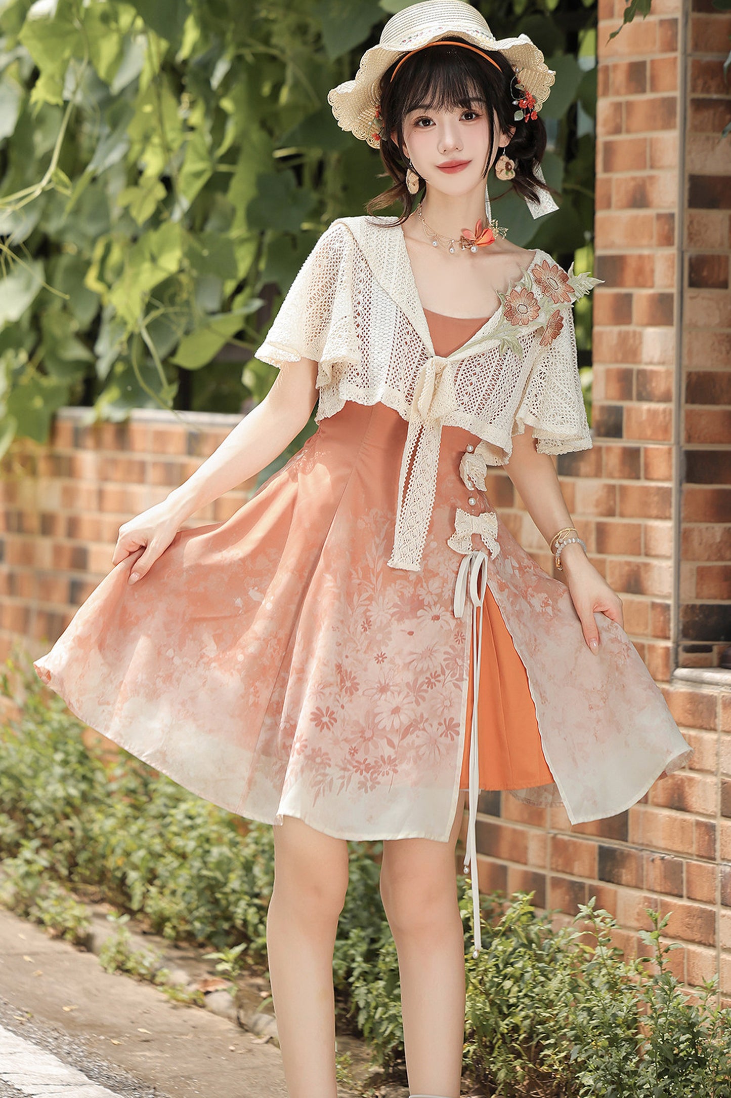Sonnenbeschienenes Blüten-Hanfu-Kleid-und-Umhang-Set