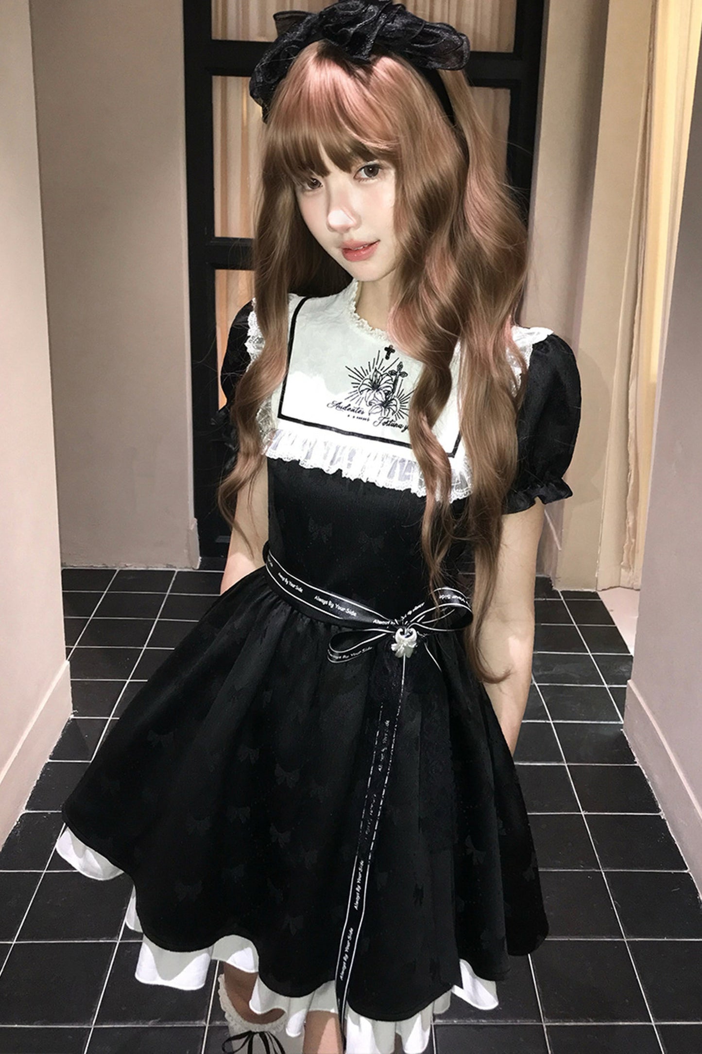 Schwarz-weißes Kleid mit Narzissenstickerei