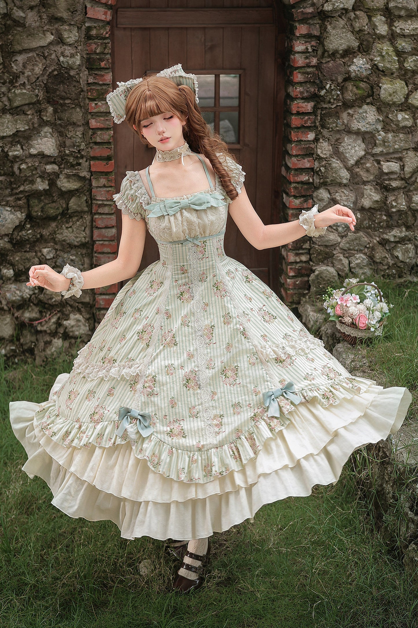 Conjunto coordinado de vestido con estampado de rosas y falda de doble volante