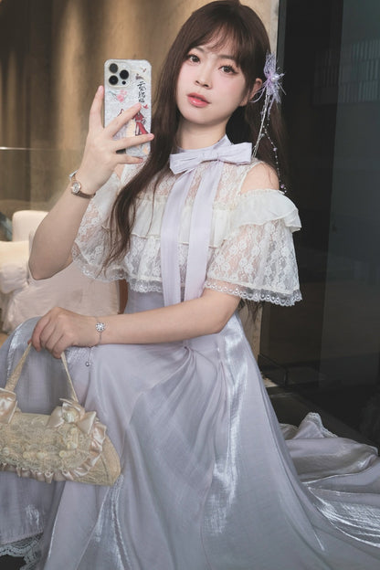 Langes schulterfreies Spitzenkleid