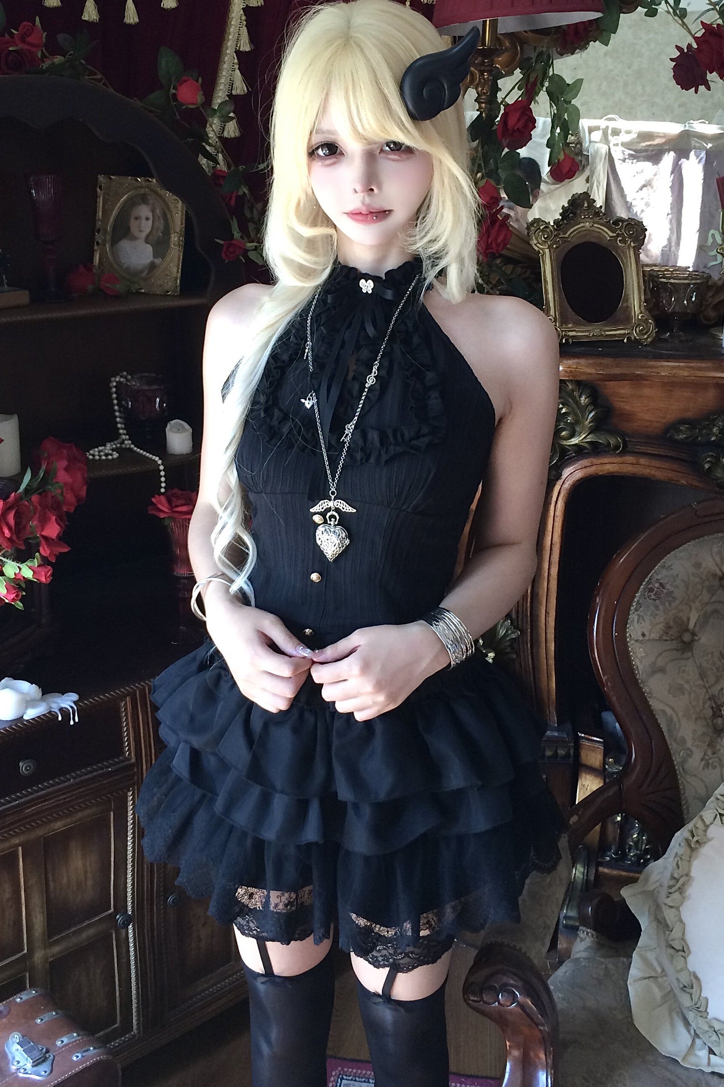 Schwarzes Gothic-Set mit Neckholder-Tanktop und Rüschen-Stufenrock