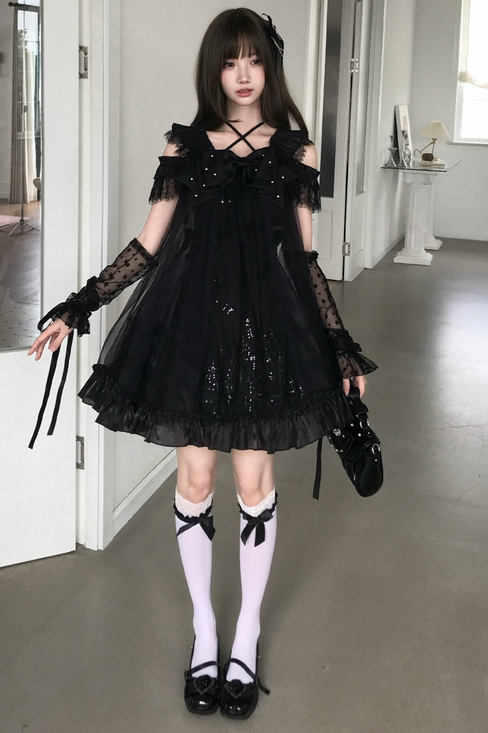 Vestido gótico con lazo de perlas y tirantes cruzados