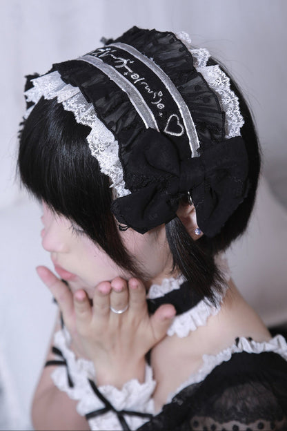 Puppenhaftes Ballonkleid mit Schleife und Spitze + eng anliegendes Halsband + Kopfschmuck