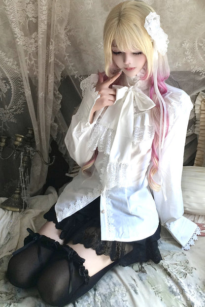 Chemisier blanc à volants en dentelle avec nœud