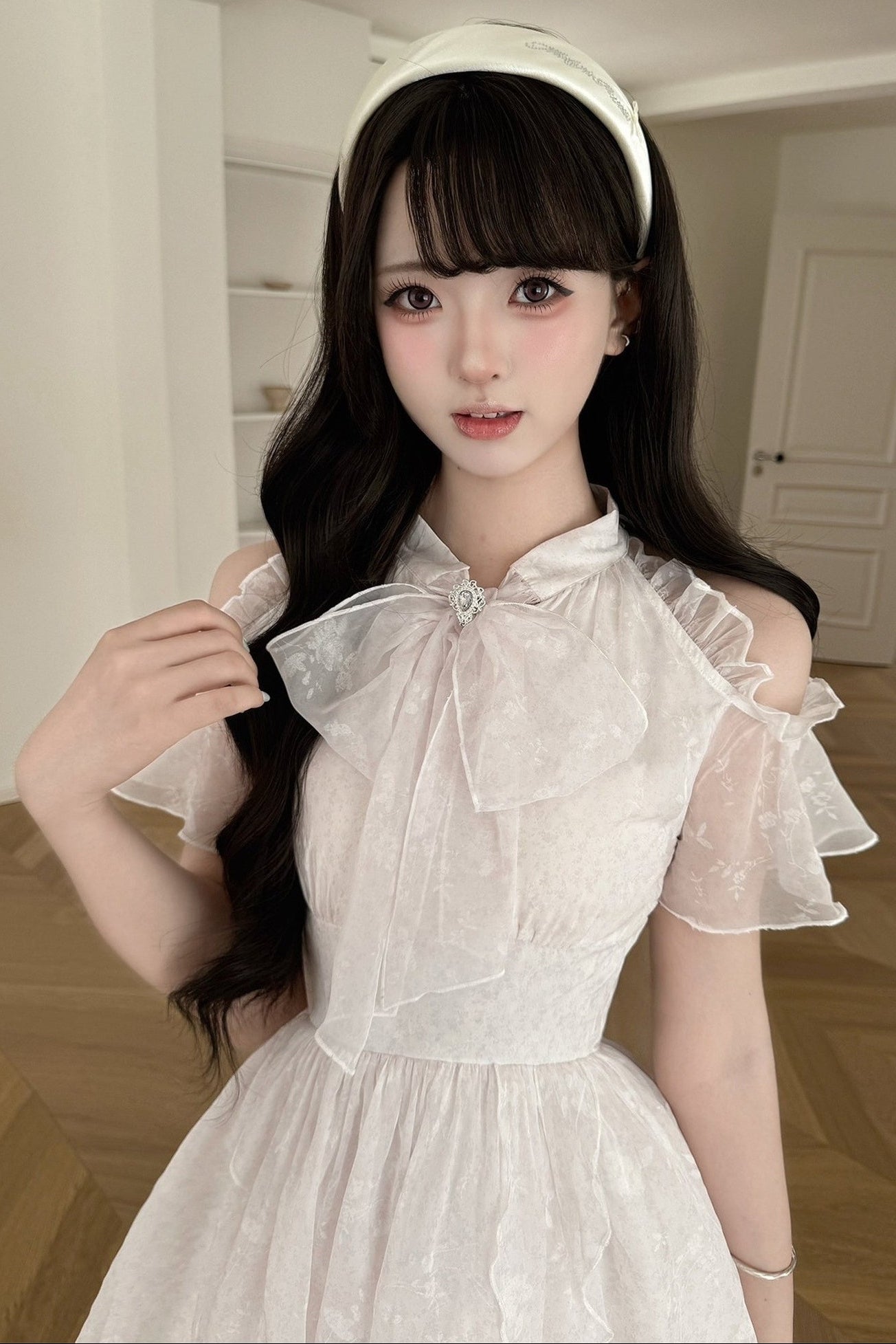 Schulterfreies Blumenkleid mit asymmetrischem Saum