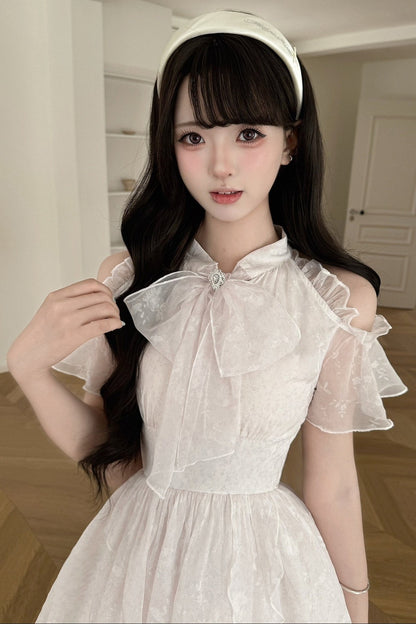 Schulterfreies Blumenkleid mit asymmetrischem Saum