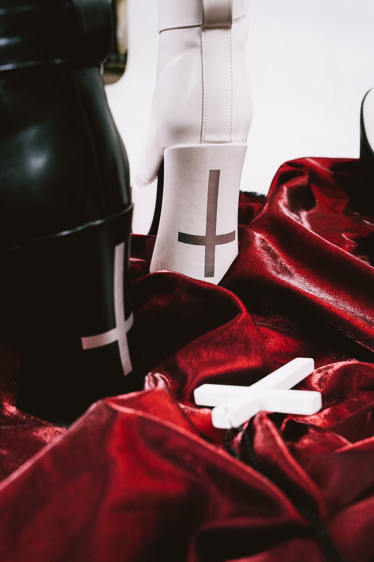 Bottes à plateforme à bout carré et brides croisées inversées