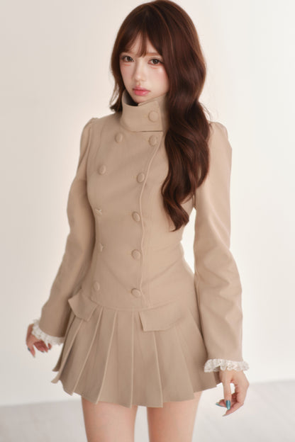 Completo abito trench plissettato a collo alto