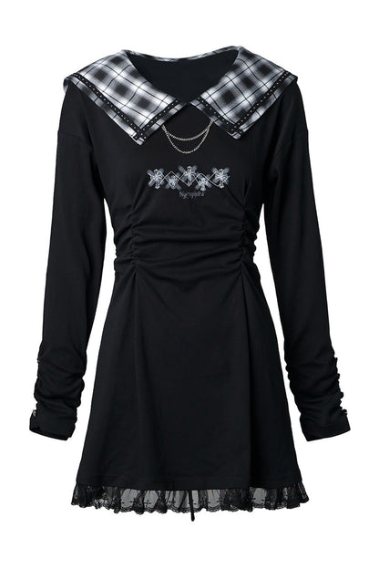 Langes schwarzes Plisseekleid mit kariertem Kragen