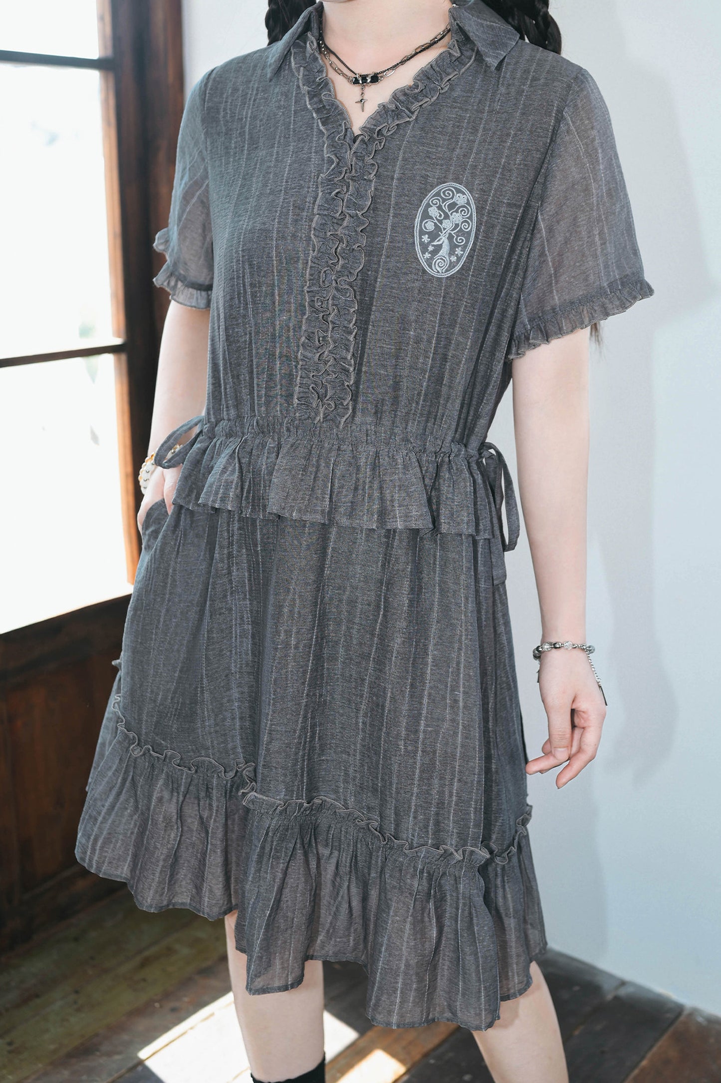 Asymmetrisches Chiffonkleid mit Spitze