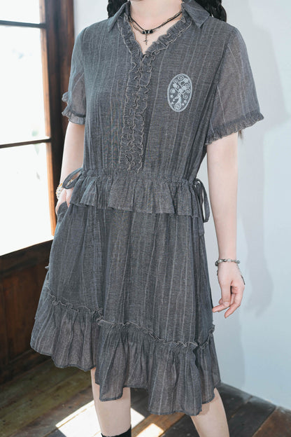 Asymmetrisches Chiffonkleid mit Spitze