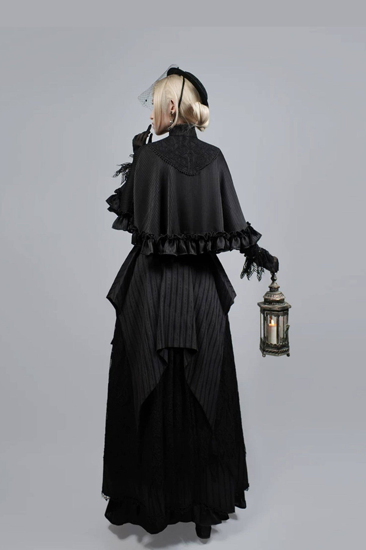 Gestreifter Gothic-Umhang mit abnehmbarem Schal