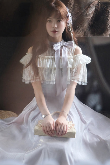 Langes schulterfreies Spitzenkleid