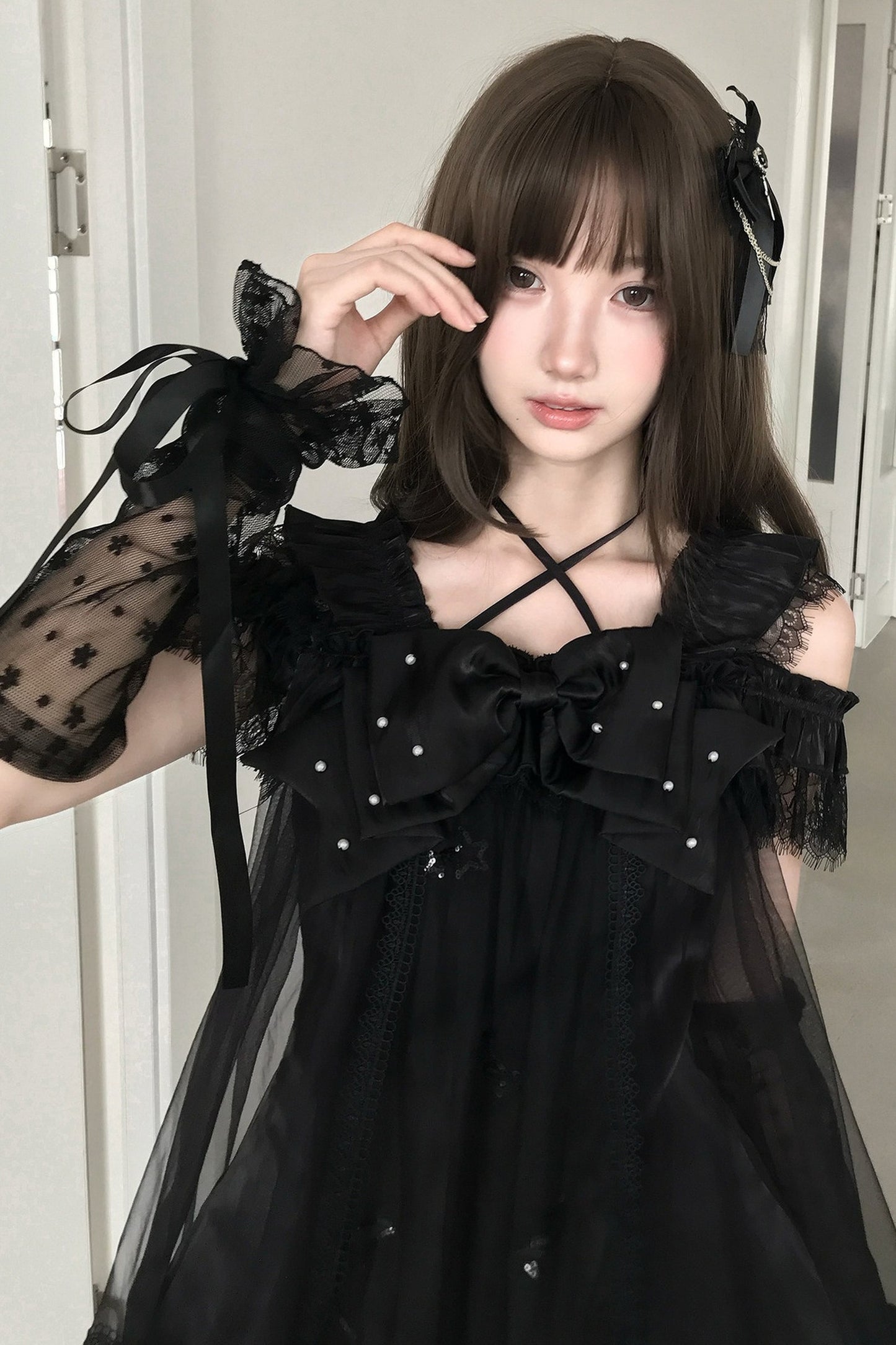 Vestido gótico con lazo de perlas y tirantes cruzados