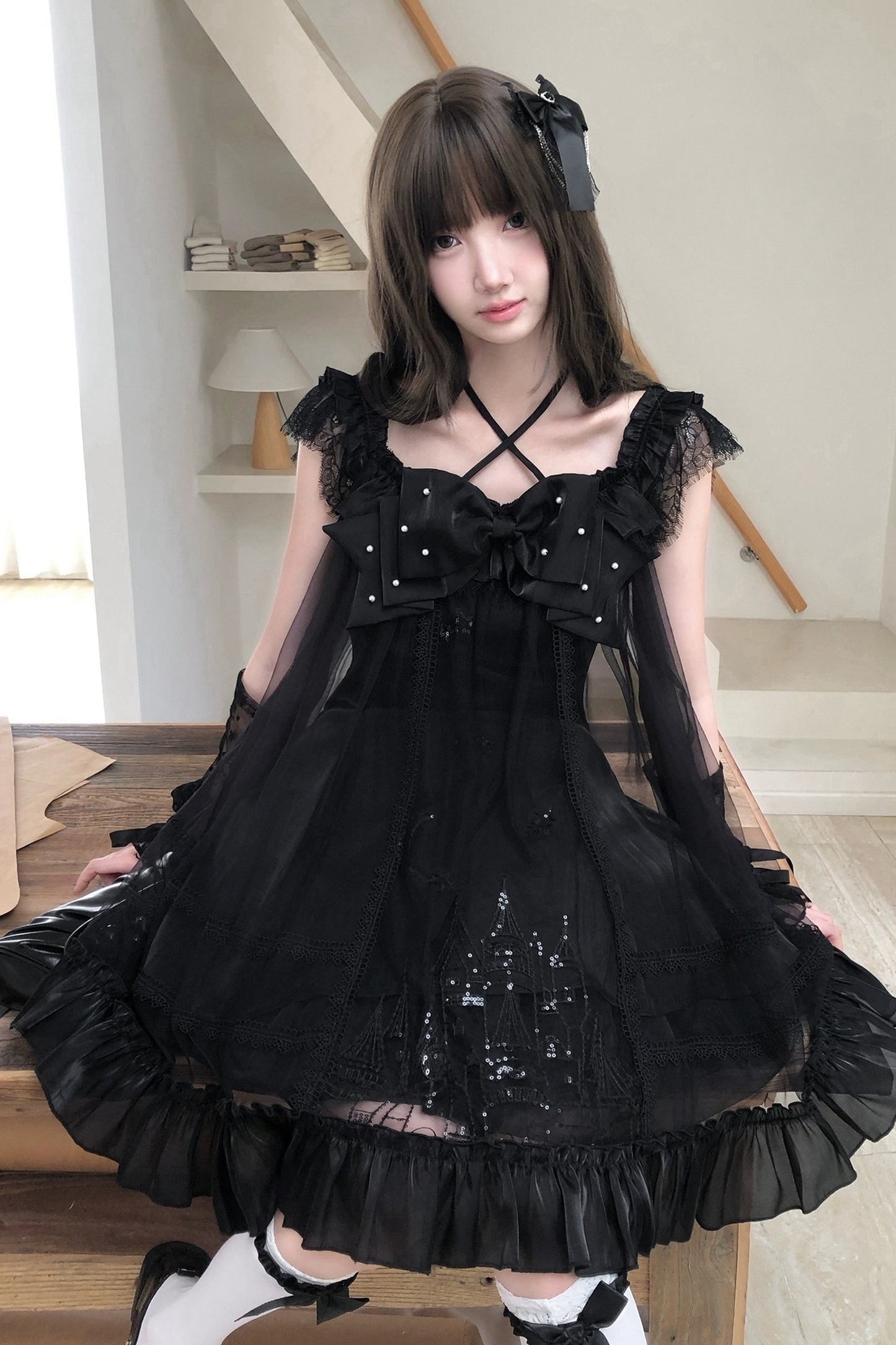 Vestido gótico con lazo de perlas y tirantes cruzados