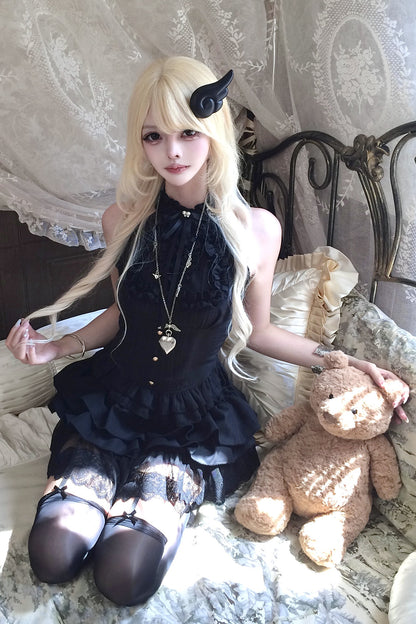 Schwarzes Gothic-Set mit Neckholder-Tanktop und Rüschen-Stufenrock
