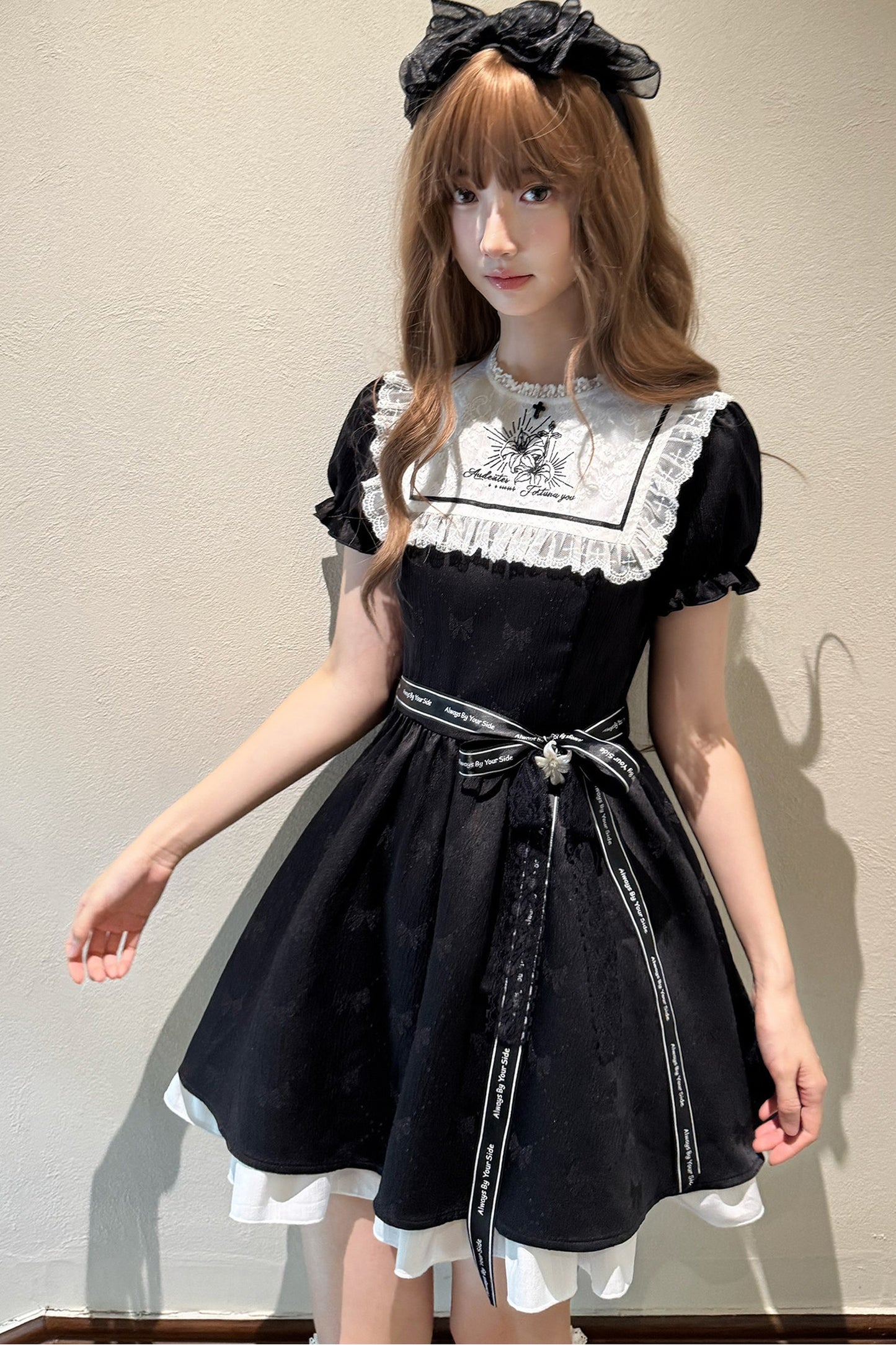 Schwarz-weißes Kleid mit Narzissenstickerei