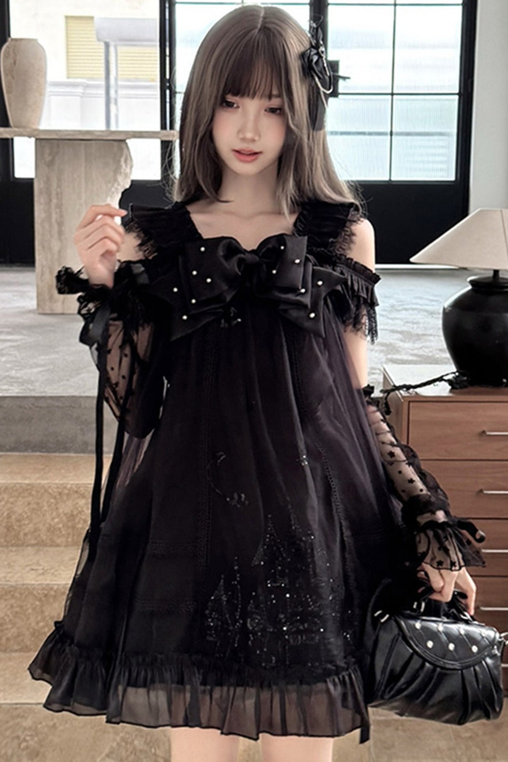 Vestido gótico con lazo de perlas y tirantes cruzados