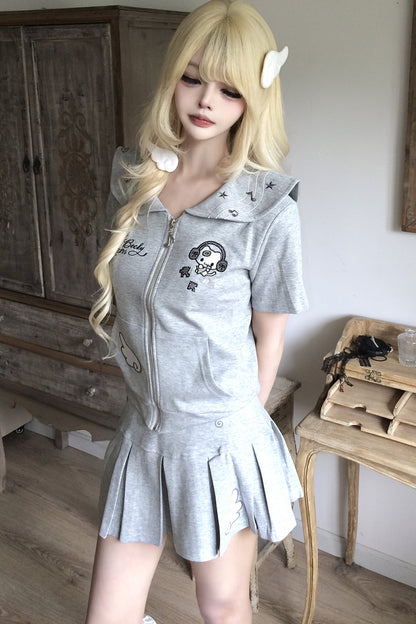 Set aus Kapuzen-Strickjacke mit Kätzchenstickerei und Faltenrock