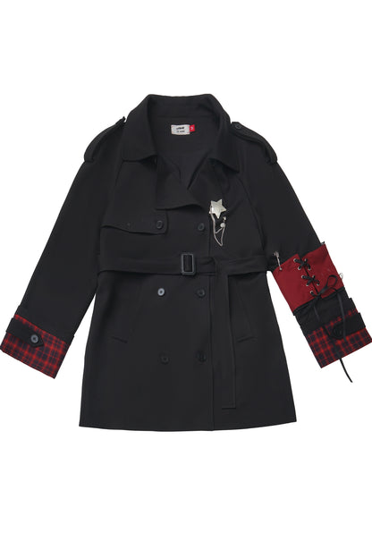 Langer schwarzer Trenchcoat mit rotem Karopanel