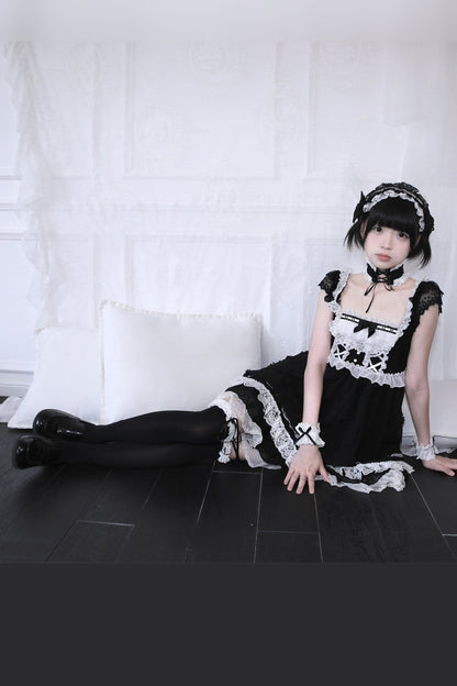Puppenhaftes Ballonkleid mit Schleife und Spitze + eng anliegendes Halsband + Kopfschmuck