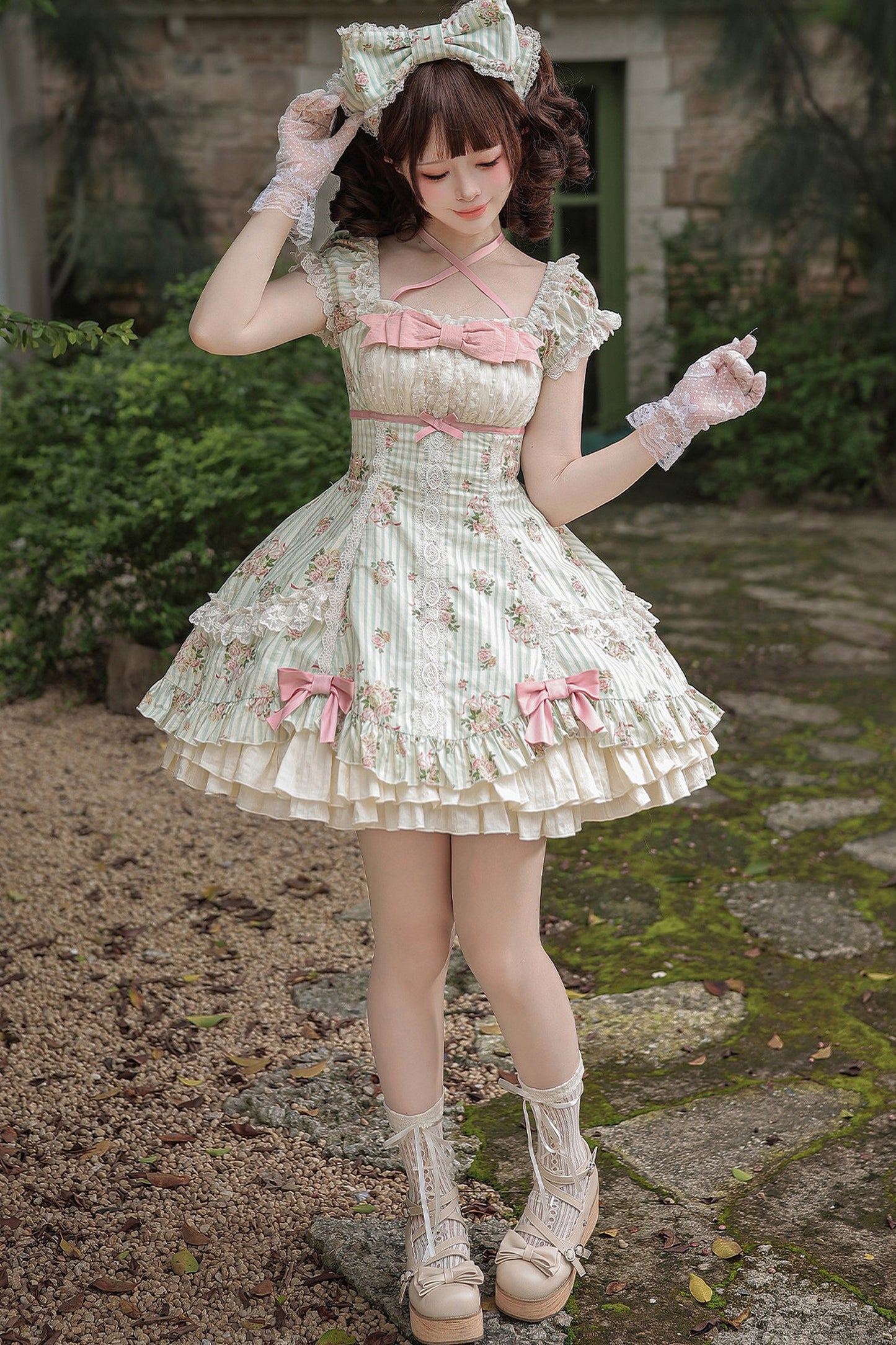 Conjunto coordinado de vestido con estampado de rosas y falda de doble volante