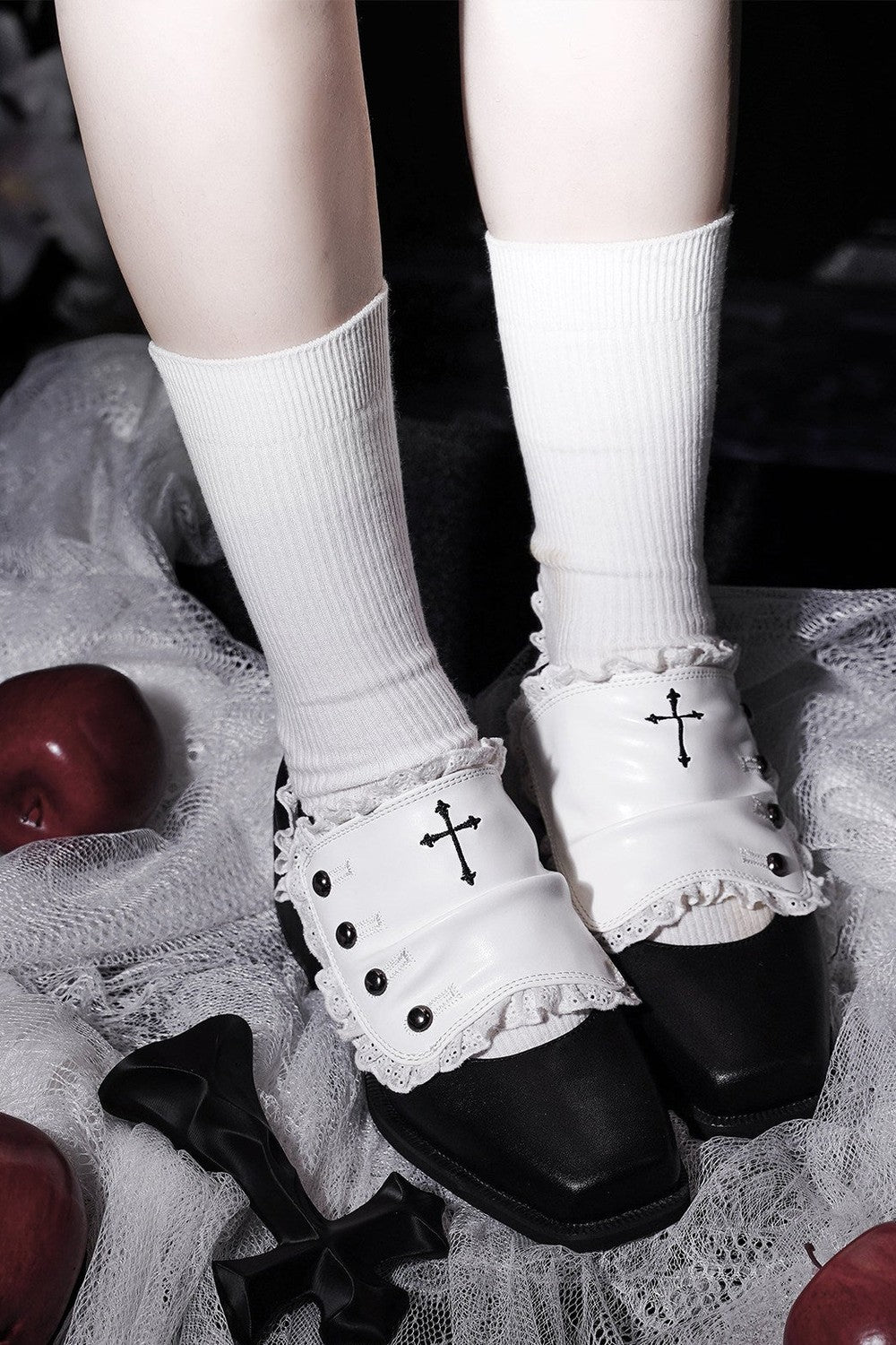 [Reservierungsschluss 24. Mai] Gothic-Lolita-Prinzenschuhe mit Spitzenbesatz und Kreuzdetail