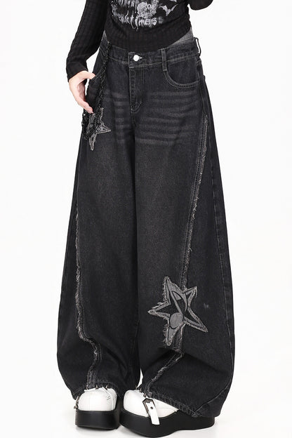 Gewaschene Jeans mit Sternaufnäher und weitem Bein