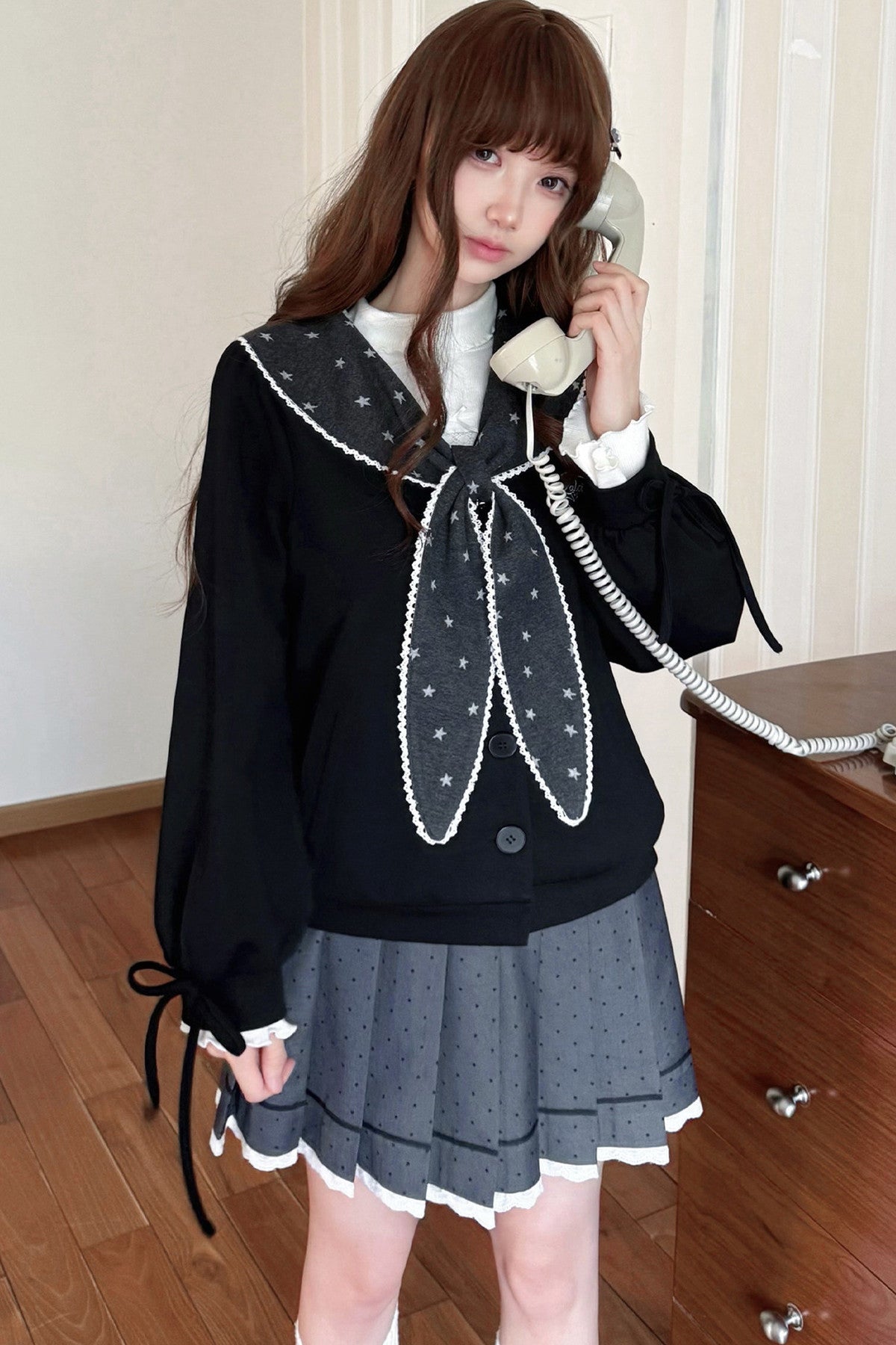 Completo con cardigan e gonna a pois in stile marinaretto