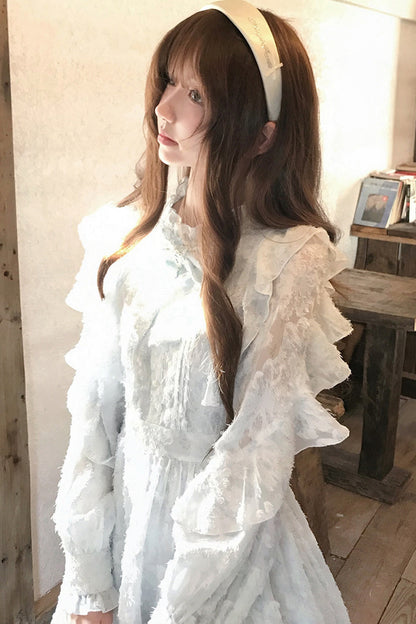 Robe bleue à fleurs avec découpes