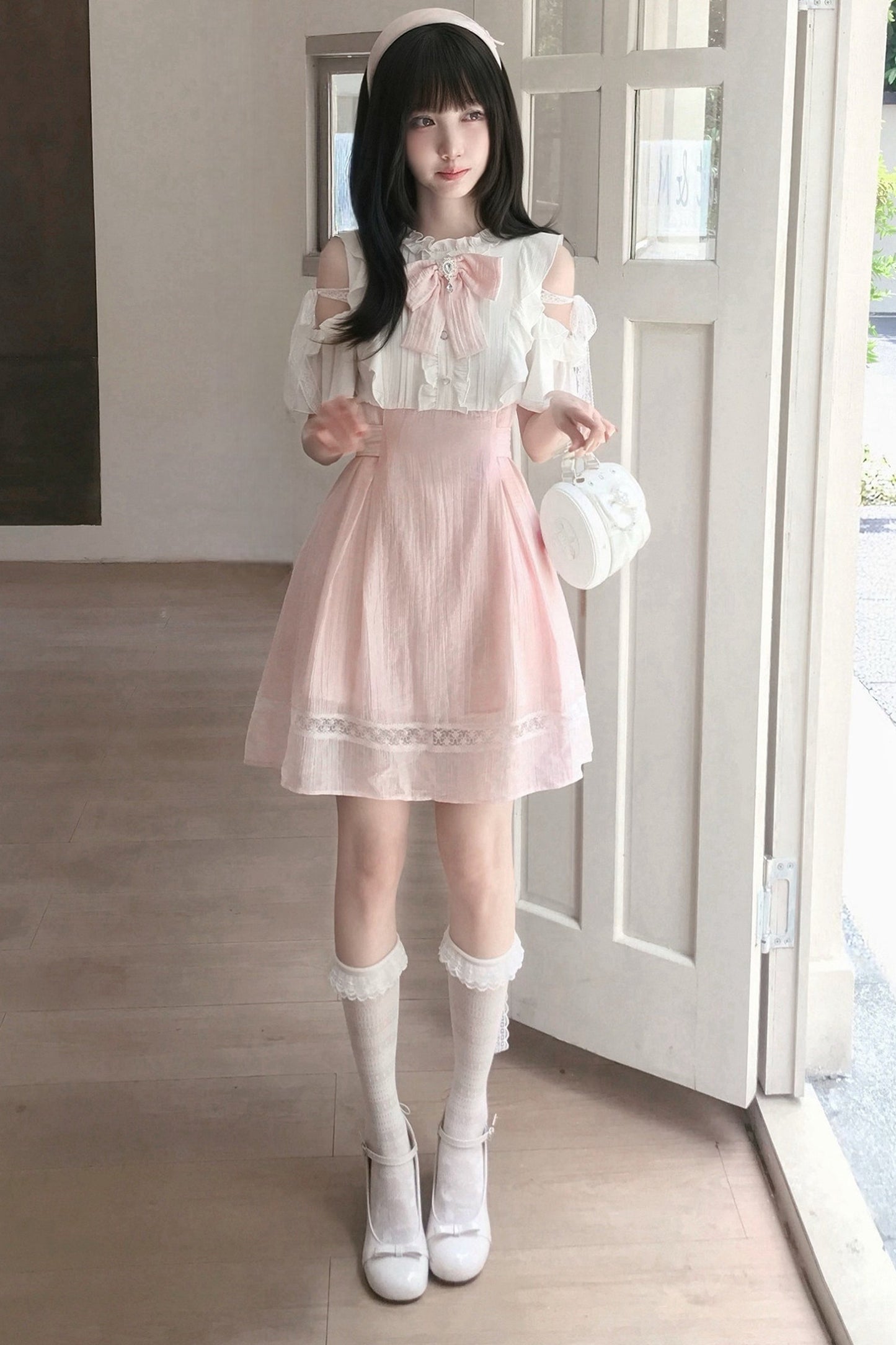 Robe en dentelle épaules dénudées rose et blanche à empiècements