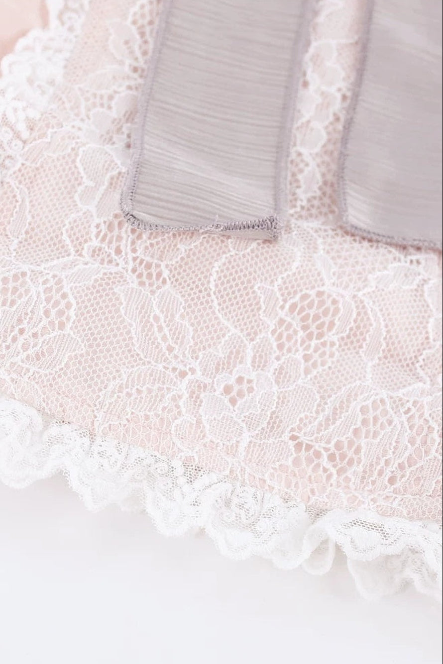Mädchenhaftes rosa Oberteil mit Schleife + grauer Stufenrock