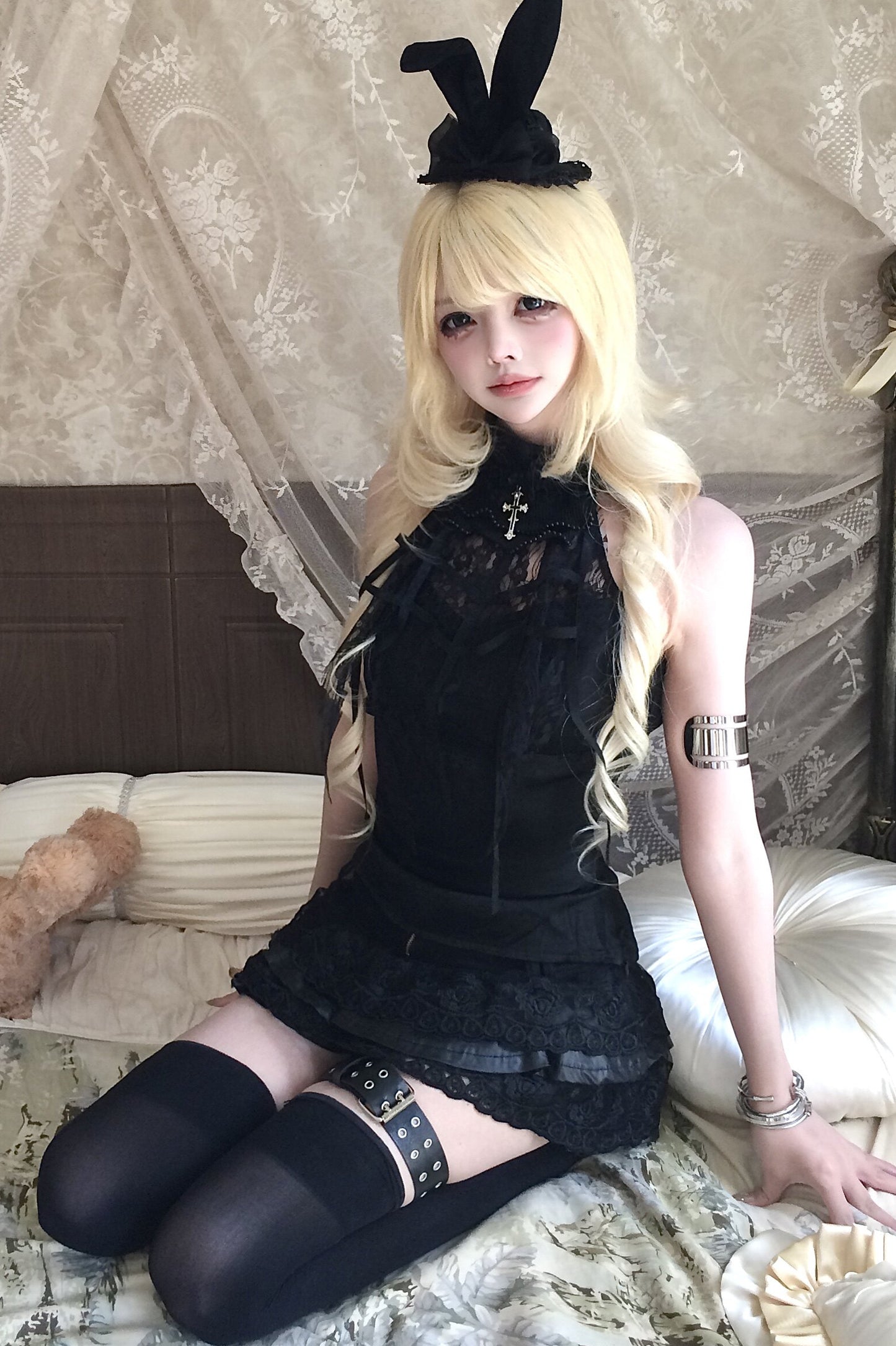 Schwarzes Set aus Spitzen-Neckholder-Oberteil mit Aussparungen und Minirock