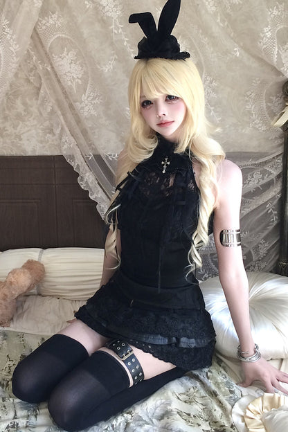 Schwarzes Set aus Spitzen-Neckholder-Oberteil mit Aussparungen und Minirock