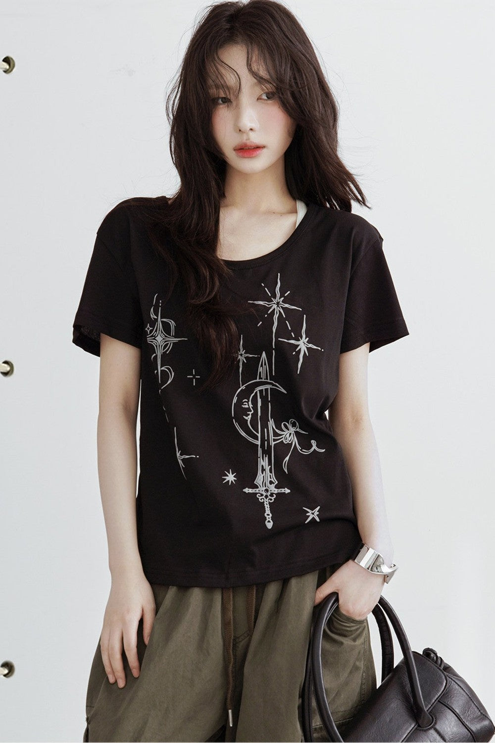 ブラック/ホワイトムーンソードグラフィックオフショルダーTシャツ