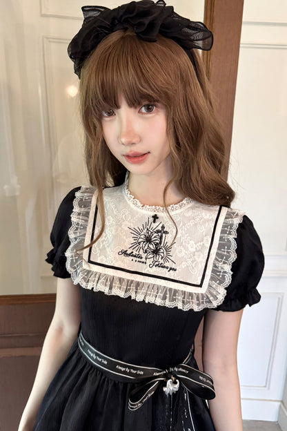 Schwarz-weißes Kleid mit Narzissenstickerei