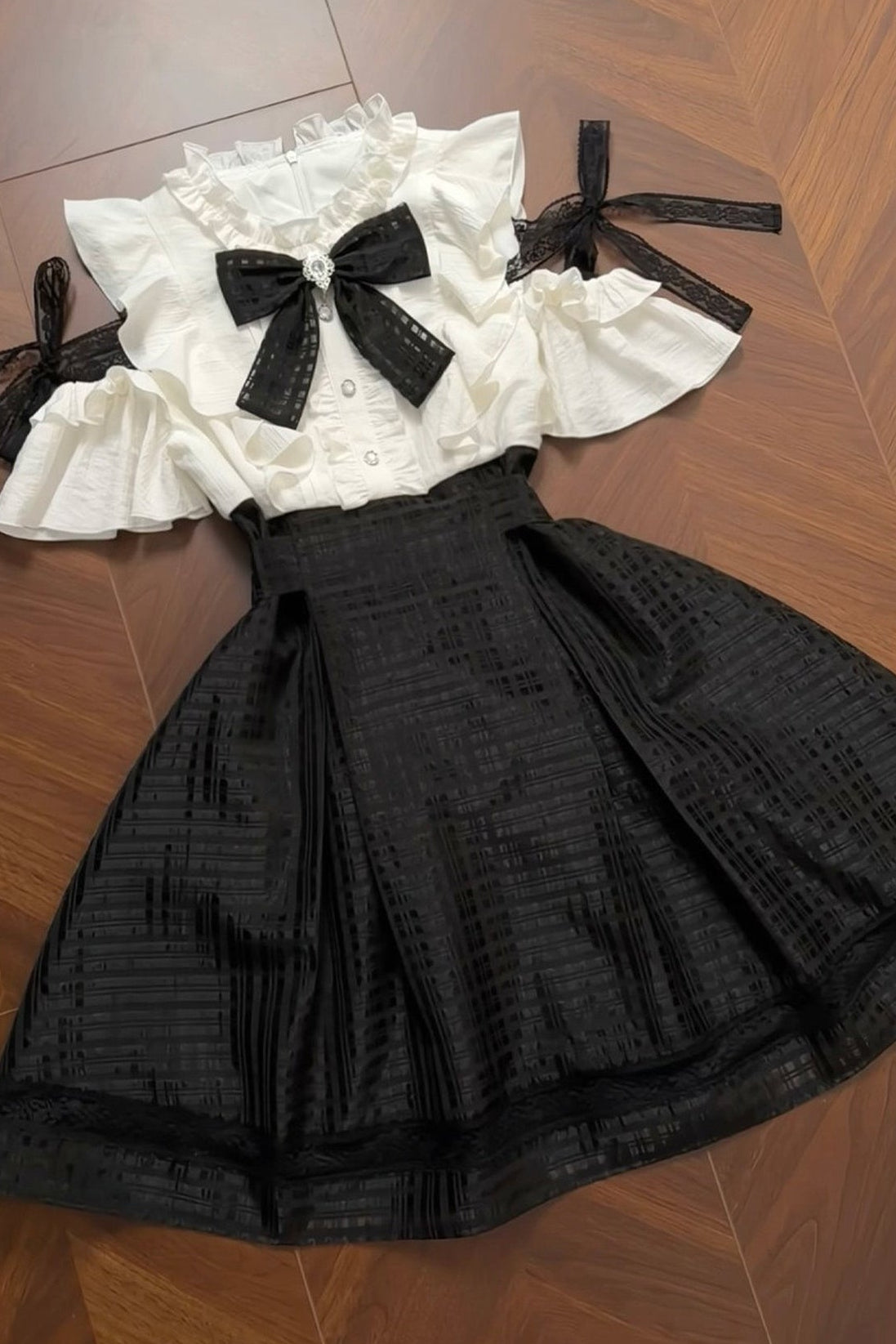 Rosa-weißes schulterfreies Kleid im Lagenlook