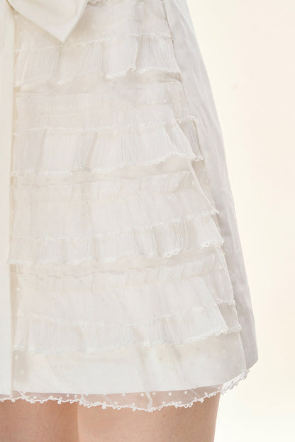 Französisches mädchenhaftes Kleid mit Blumenstickerei
