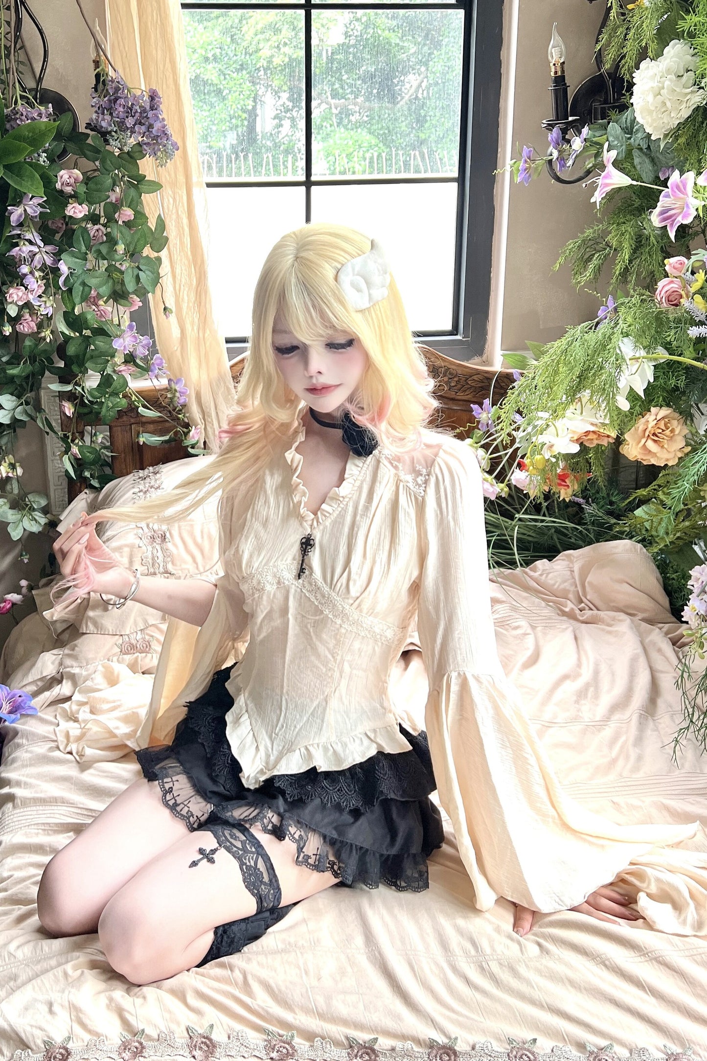 Apricot langärmeliges Lagen-Shirt mit Spitze und Rüschen sowie schwarzer Rock im Set