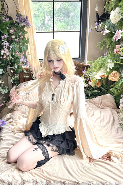 Apricot langärmeliges Lagen-Shirt mit Spitze und Rüschen sowie schwarzer Rock im Set