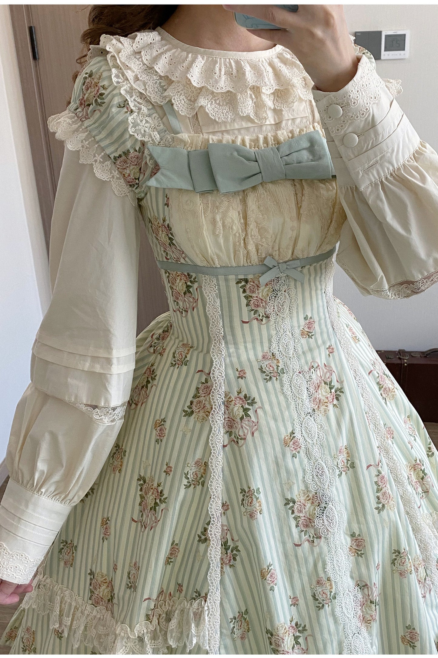 Conjunto coordinado de vestido con estampado de rosas y falda de doble volante