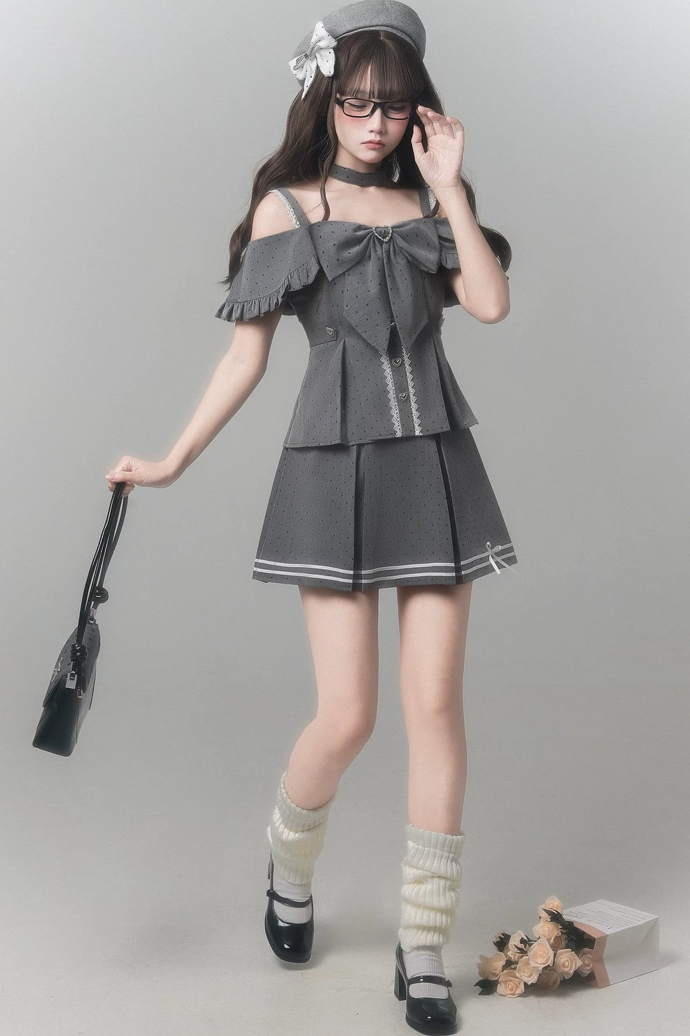 Top gris à ruban à pois + jupe + béret + ras-de-cou