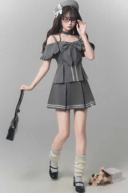Top gris à ruban à pois + jupe + béret + ras-de-cou